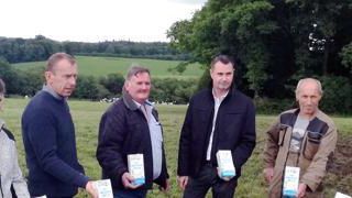 Partenariat. Les éleveurs participent à la promotion de leur lait et bénéficient de journées de remplacement offertes. Partenariat. Les éleveurs participent à la promotion de leur lait et bénéficient de journées de remplacement offertes.